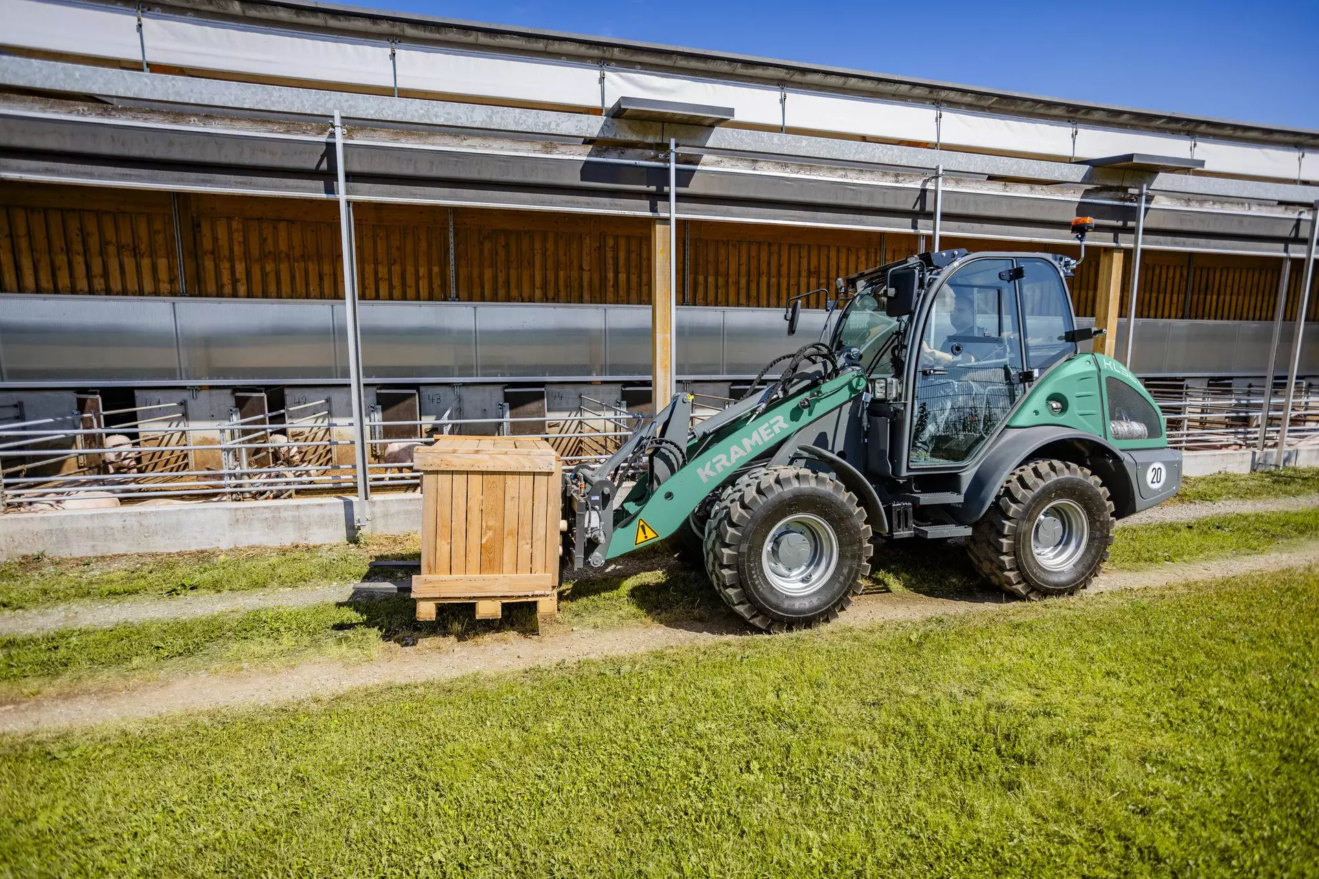Der Kramer Radlader KL36.5 beim Transport einer Palette.