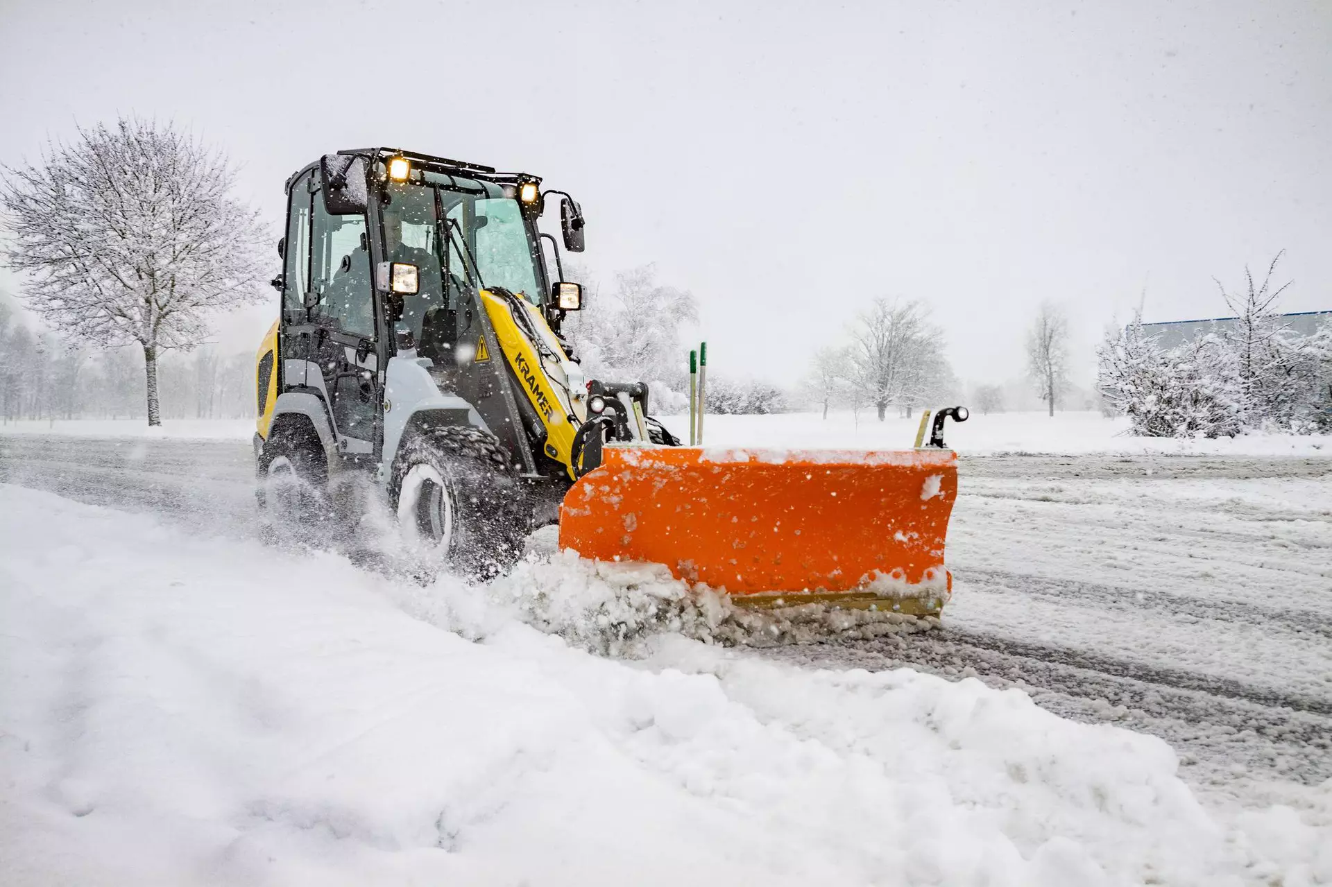 Der Kramer Radlader 5040 beim Schneeschieben auf der Straße. 