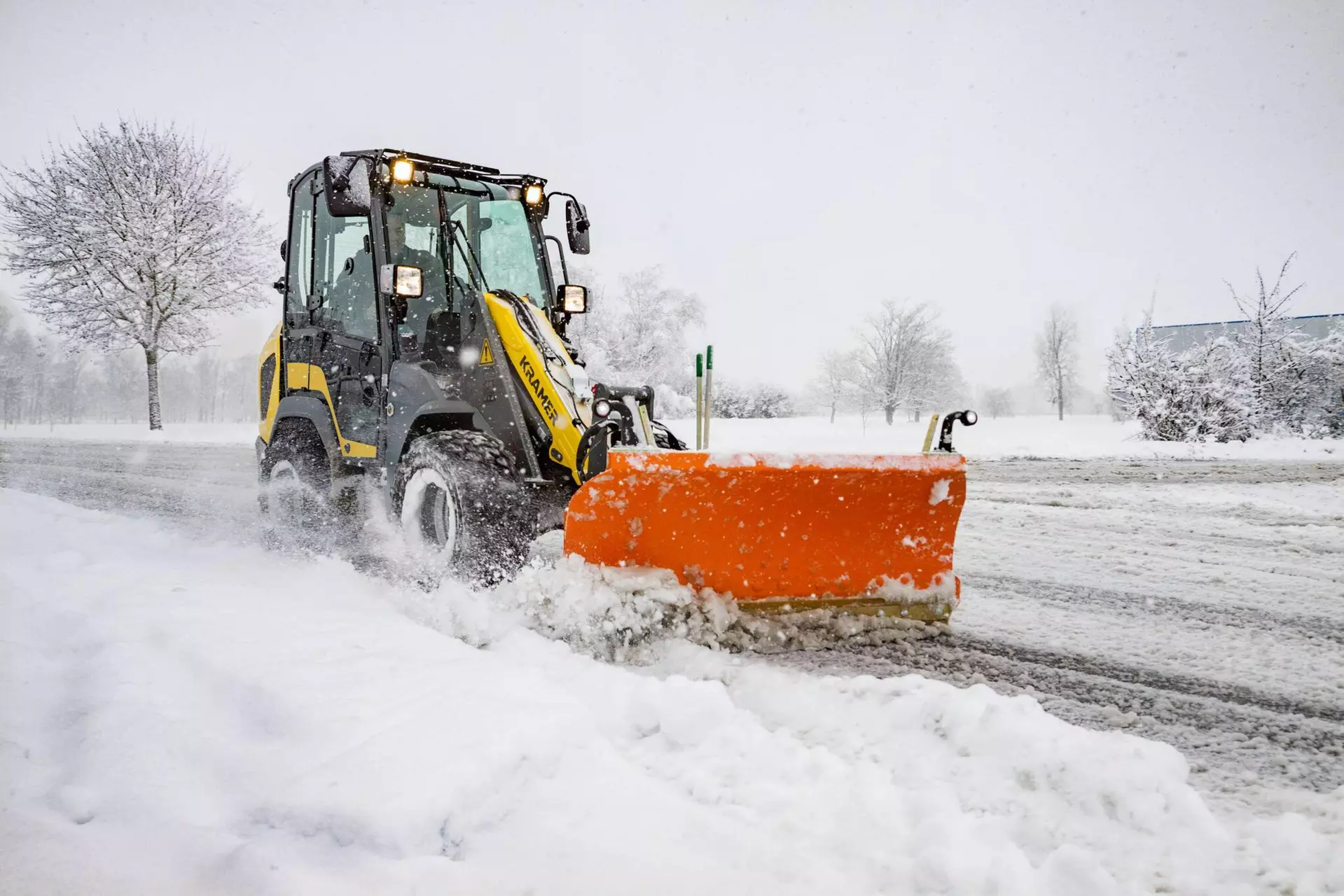 The Kramer wheel loader 5040 while pushing snow on the street. 