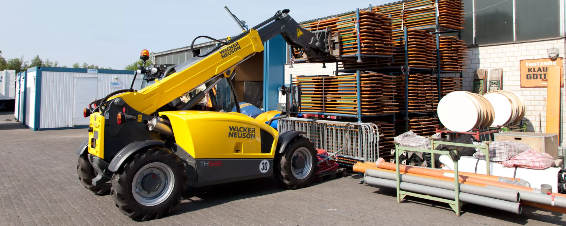 Wacker Neuson telehandler TH522 in action with pallet fork