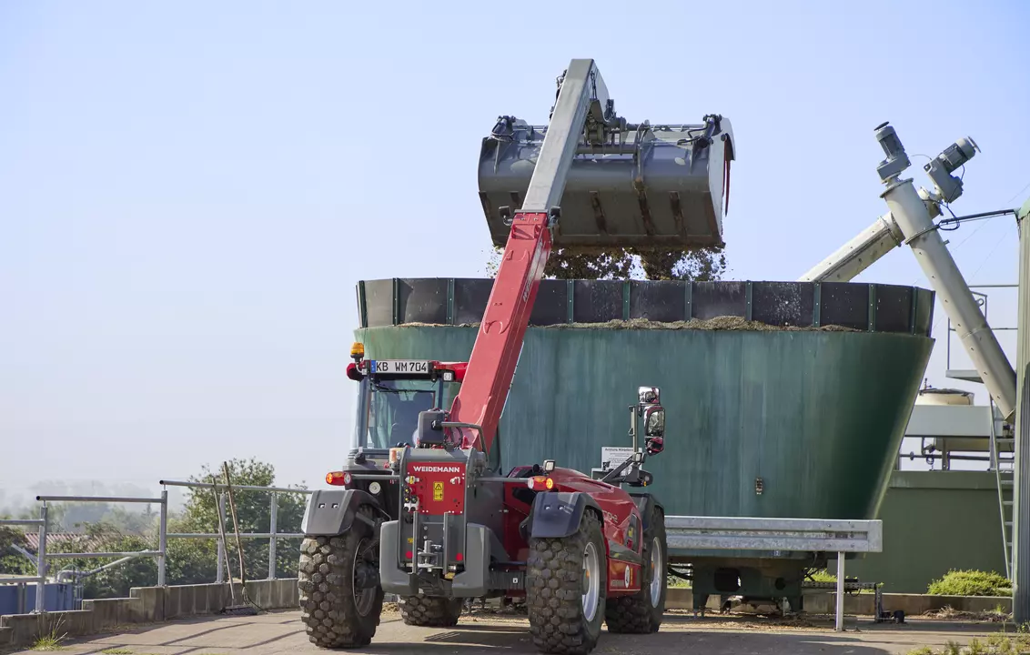 Weidemann telehandler T7042 with power grab bucket, application