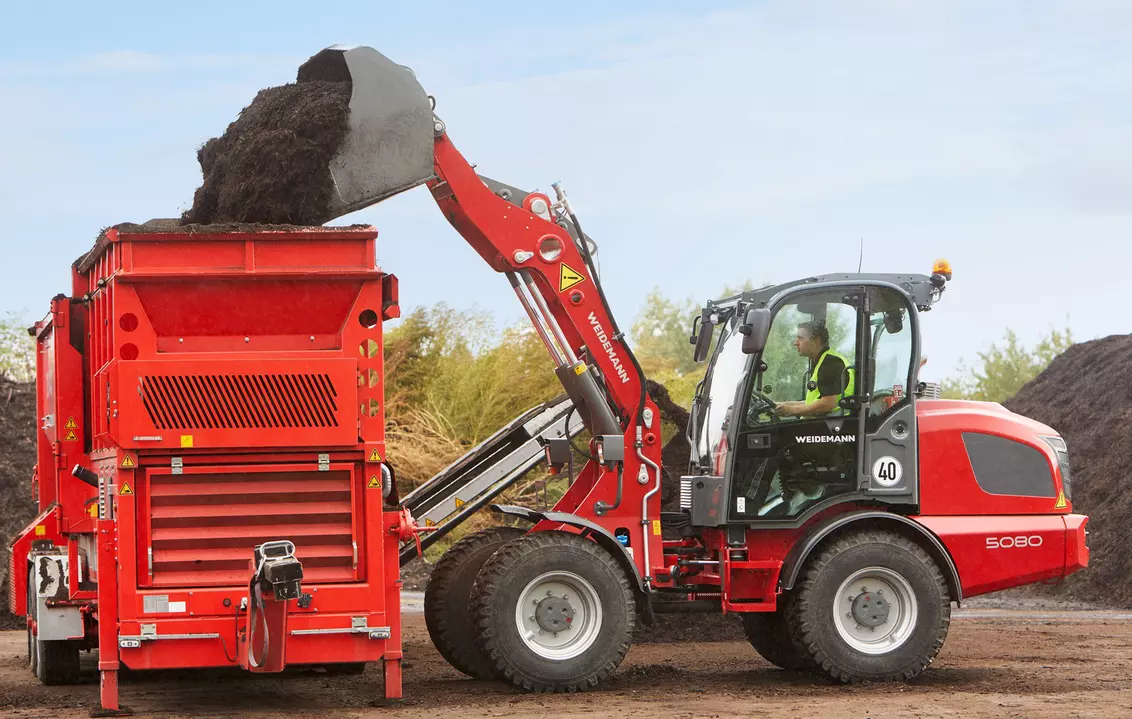 Weidemann attachment earth bucket with interchangeable cutting edge, in action recycling, Wheel loader 5080