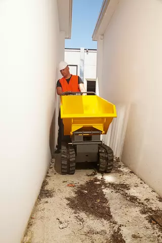 DT05 fährt durch einen extrem schmalen Durchgang