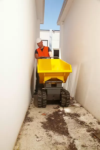 DT05 fährt durch einen extrem schmalen Durchgang