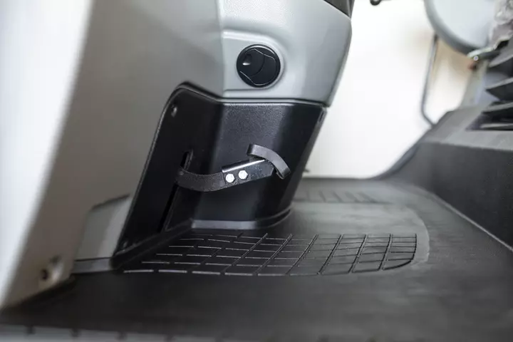 The suspended pedals with the combined brake-inch pedal allow for precise manoeuvring, even at high engine speed. 