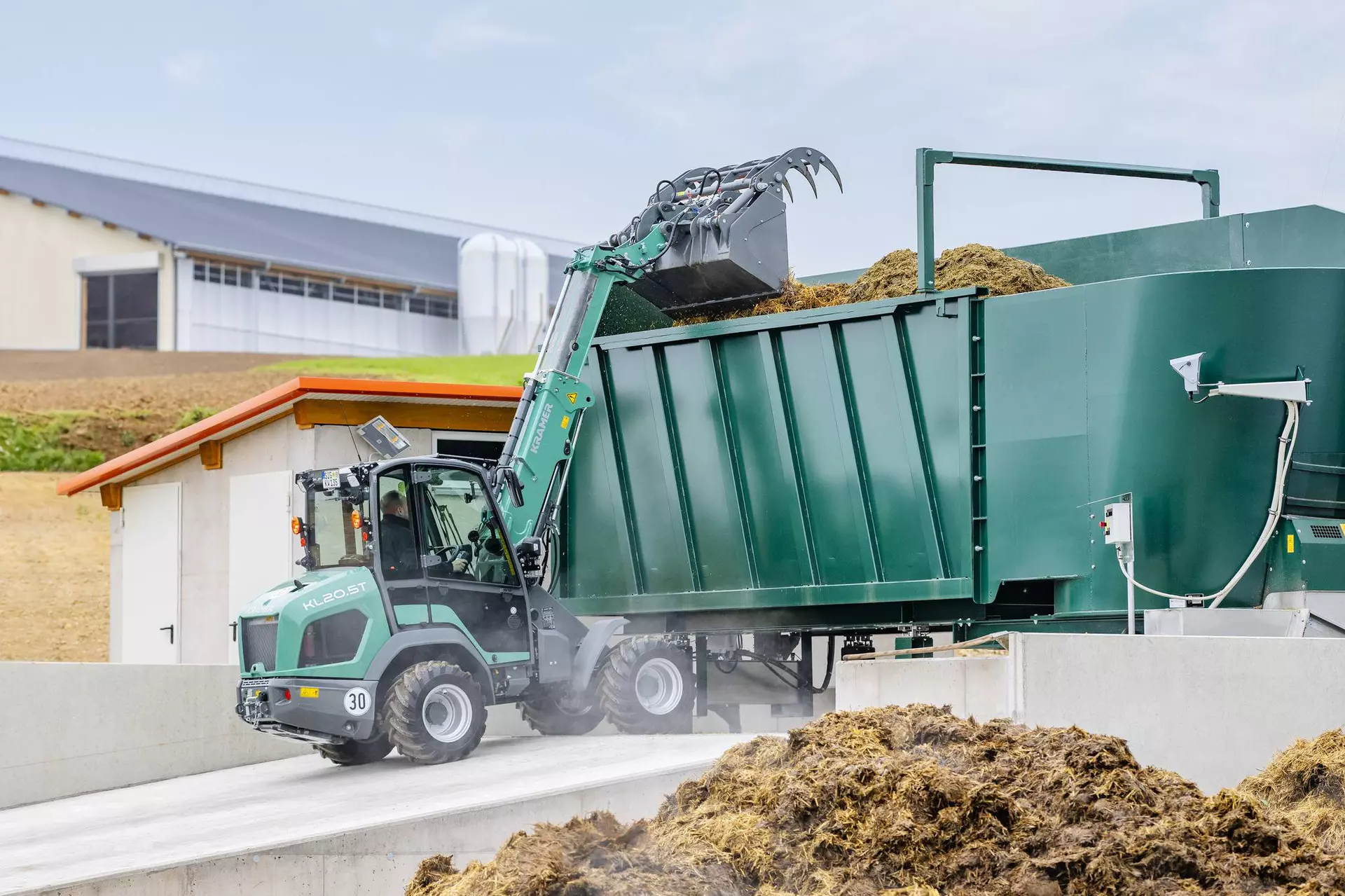 Der Teleskopradlader KL20.5T beim Beladen einer Biogasanlage.