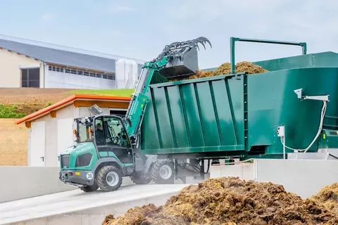 Der Teleskopradlader KL20.5T beim Beladen einer Biogasanlage.