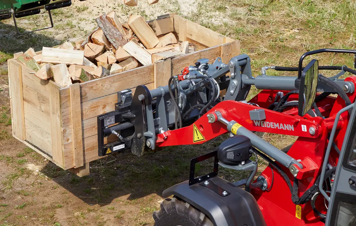 Weidemann attachment Pallet fork with hydraulically adjustable tines and side shift in action forestry industry, Hoftrac 1390