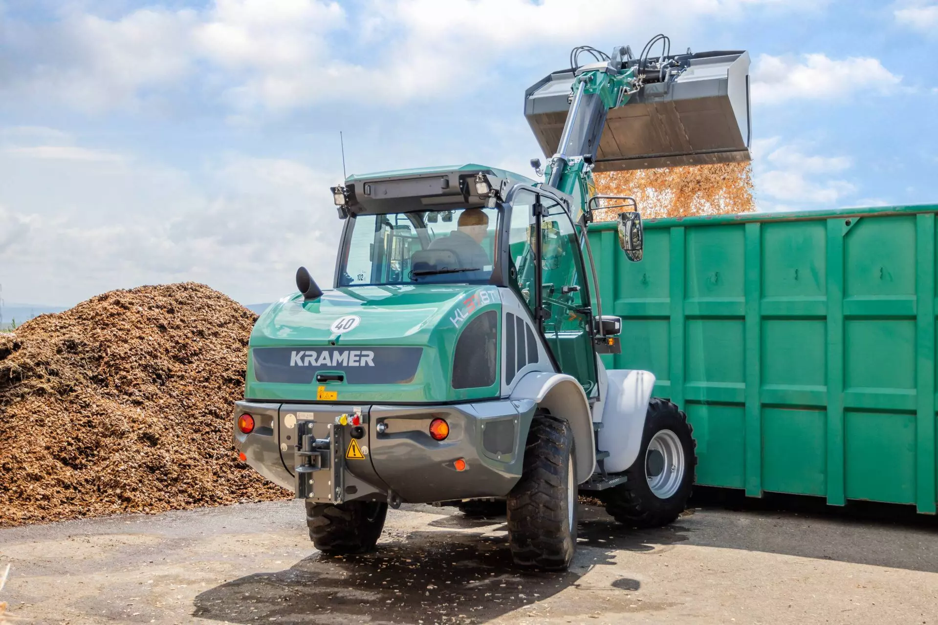 The Kramer telescopic wheel loader KL37.8T while working with wood chips.