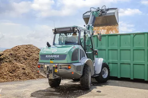 Der Kramer Teleskopradlader KL37.8T bei Arbeiten mit Hackschnitzeln. 