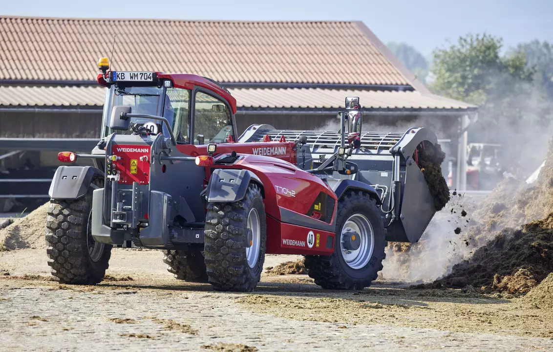 Weidemann telehandler T7042 with power grab bucket, application