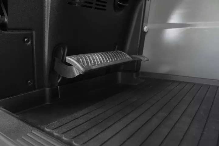 The suspended pedals with the combined brake-inch pedal allow for precise manoeuvring, even at high engine speed. 