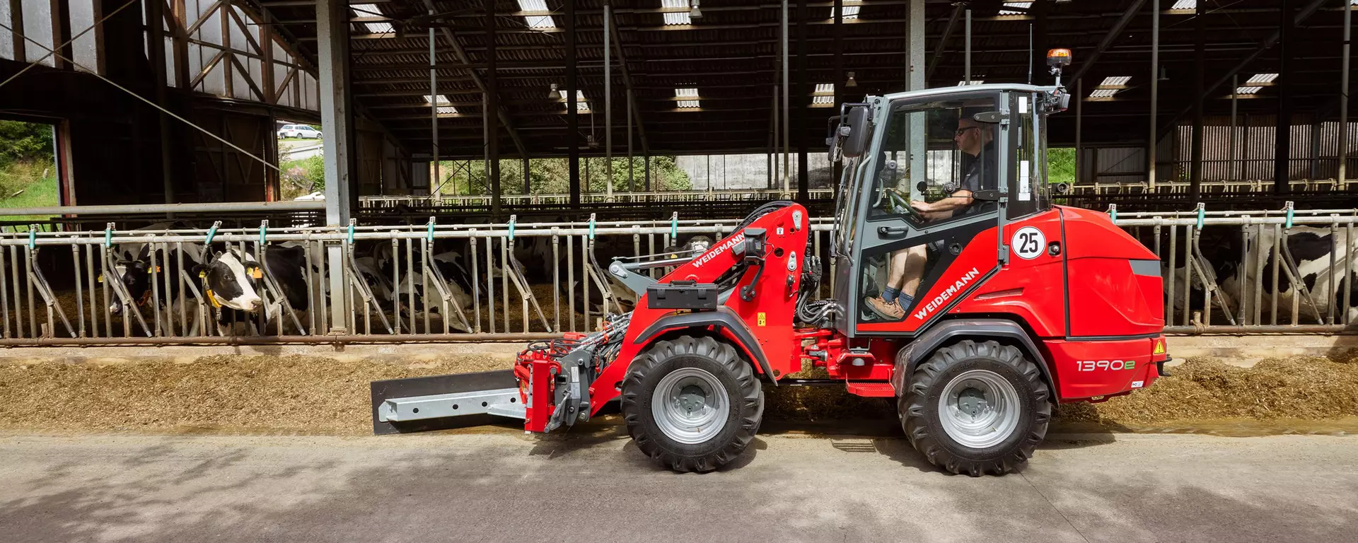 Weidemann Hoftrac 1390e mit hydraulischem Futterschiebeschild im Einsatz