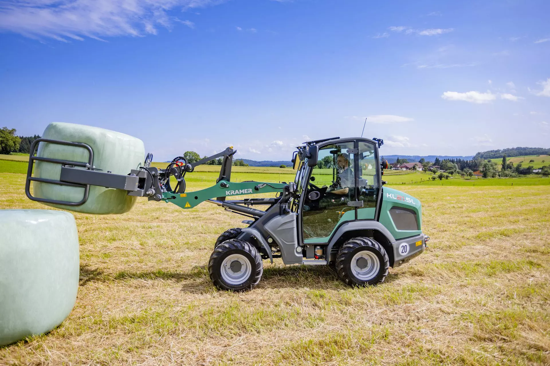 The Kramer KL21.5L wheel loader at work with straw bales