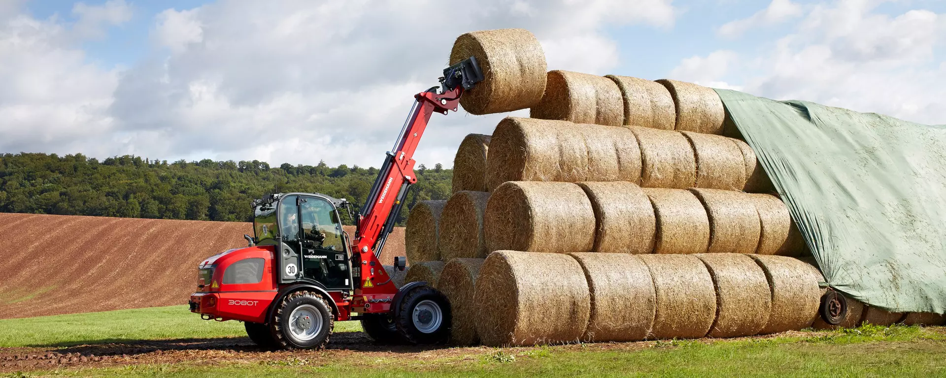 Weidemann telescopic wheel loader 3080T cabin with bale spear in action