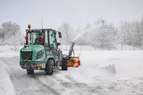The Kramer wheel loader KL14.5 with crab steering in winter operation. 
