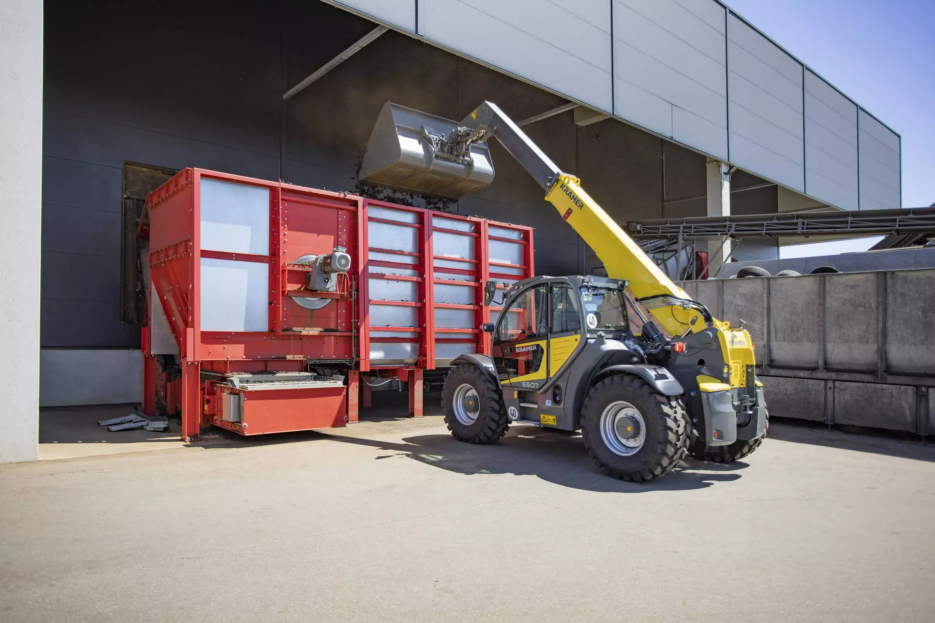 The Kramer telehandler 5507 while loading tyres.