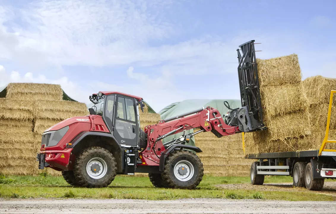Weidemann telescopic wheel loader 9580T cabin with bale gripper, application