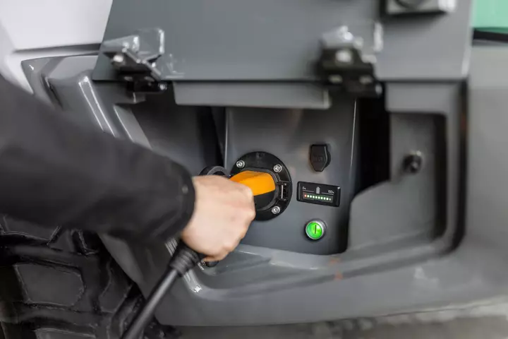 Der vollelektrische Kramer Radlader KL25.5e beim Laden.