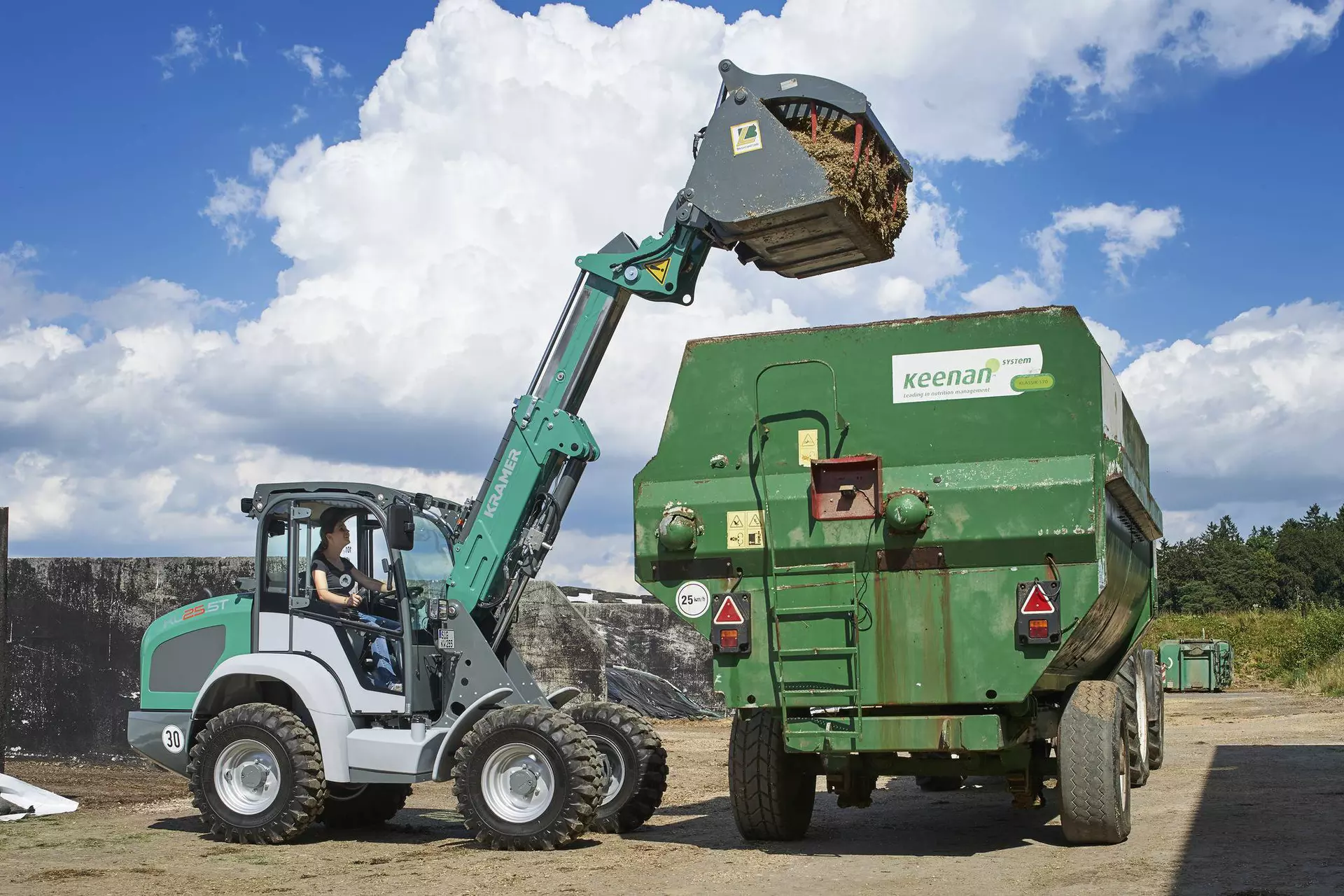 The Kramer telescopic wheel loader KL25.5T while loafding a feeder mixer. 