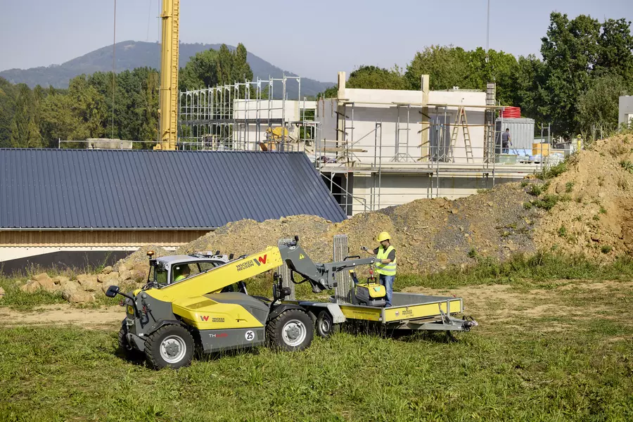 Wacker Neuson Teleskoplader TH625 im Einsatz mit Lasthaken