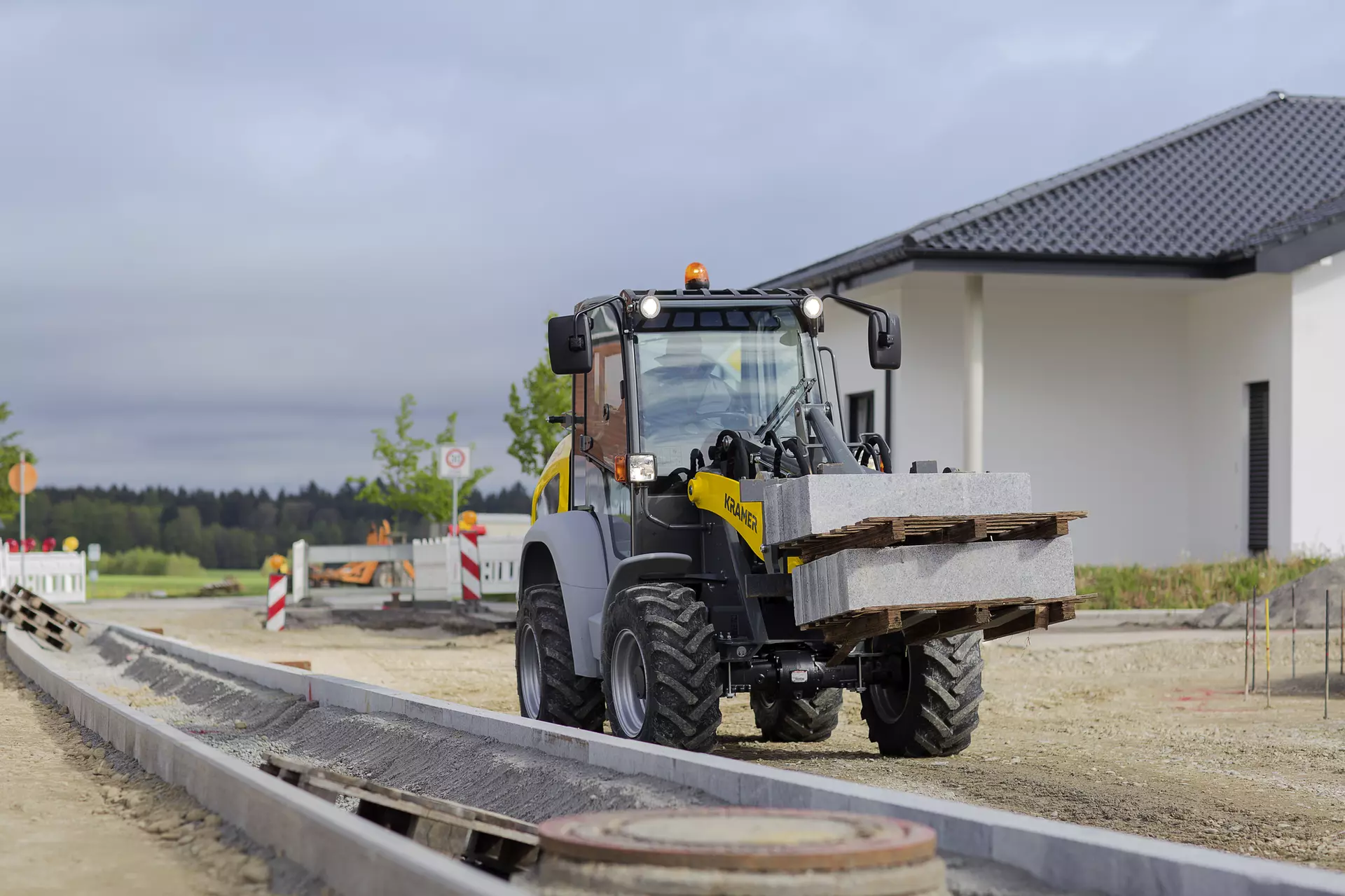 Der Kramer Radlader 5050 beim Transportieren einer Steinpalette.
