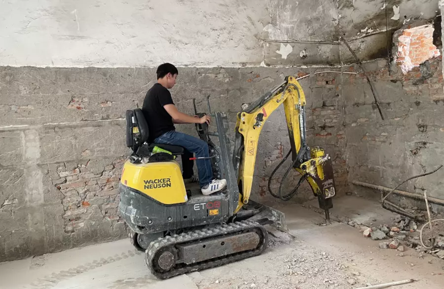 ET08 working in demolition field. 