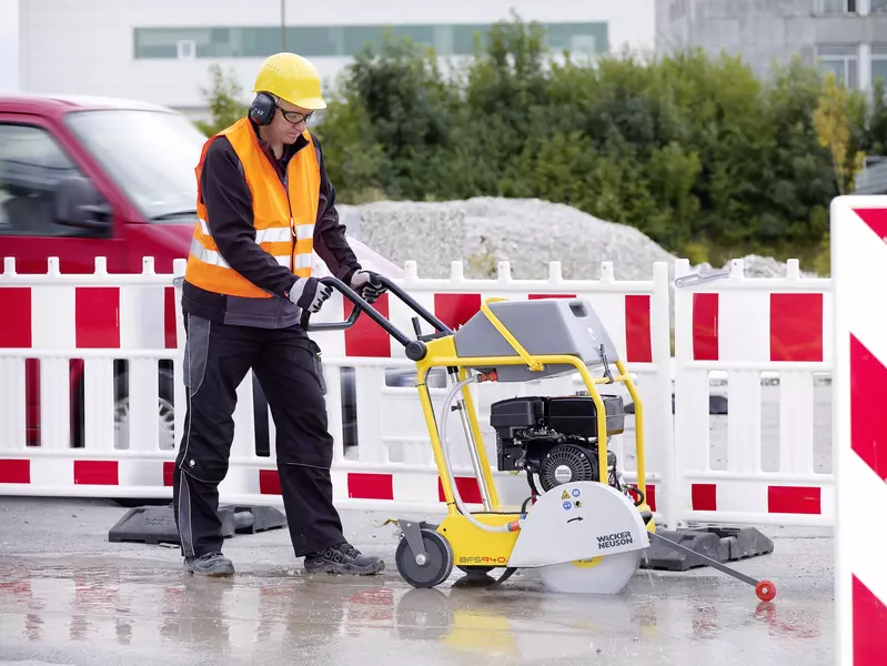 Gasoline-driven floor saw BFS940 in construction site use