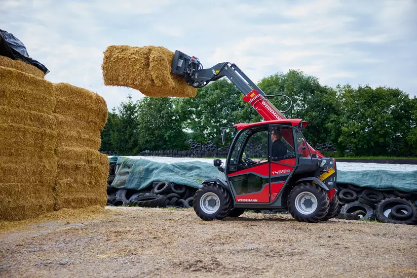 Weidemann Teleskoplader T4512e mit Ballenspieß im Einsatz