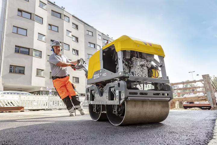 Handgeführte Walze RD7 Baustelleneinsatz Asphaltverdichtung 