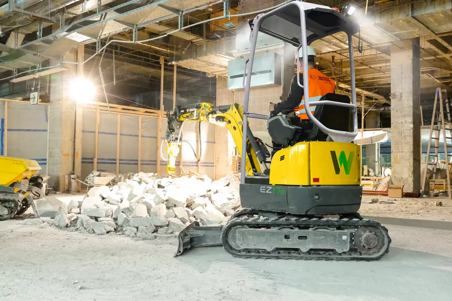 Abbrucharbeiten mit einem Hydraulikhamnmer am EZ17e im Innenbereich