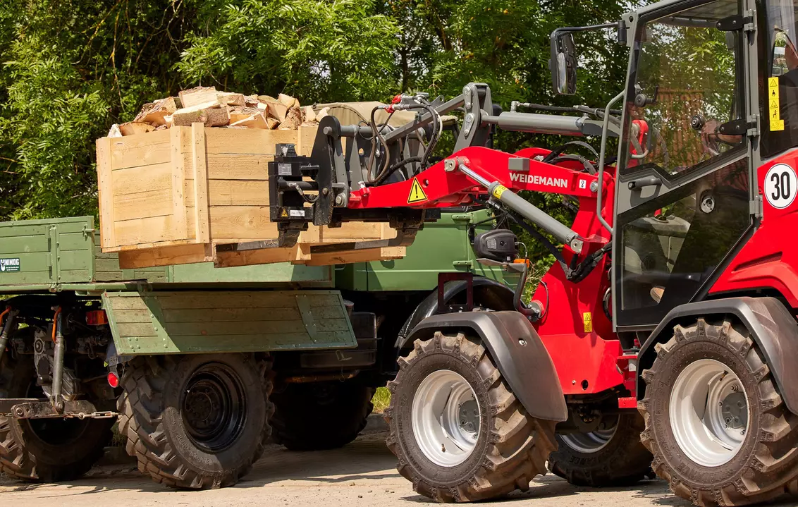 Weidemann attachment Pallet fork with hydraulically adjustable tines, Studio