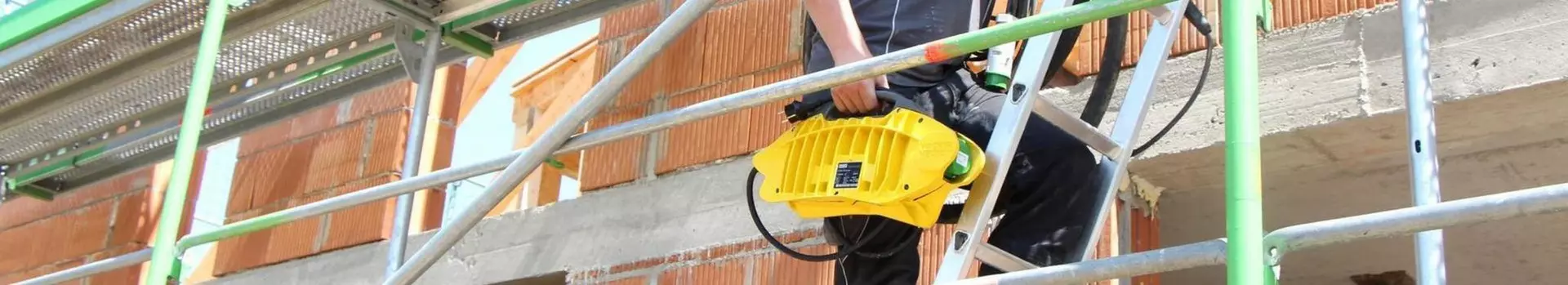 Portable frequency converter FUH20 during transport on the construction site