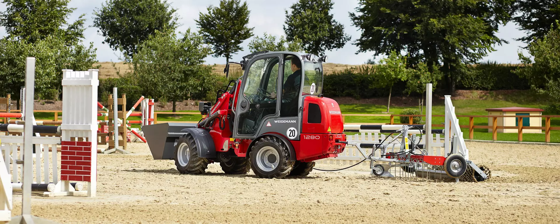 Weidemann Hoftrac/Hoflader 1280 Kabine mit Reitplatz- und Bahnenplaner im Einsatz