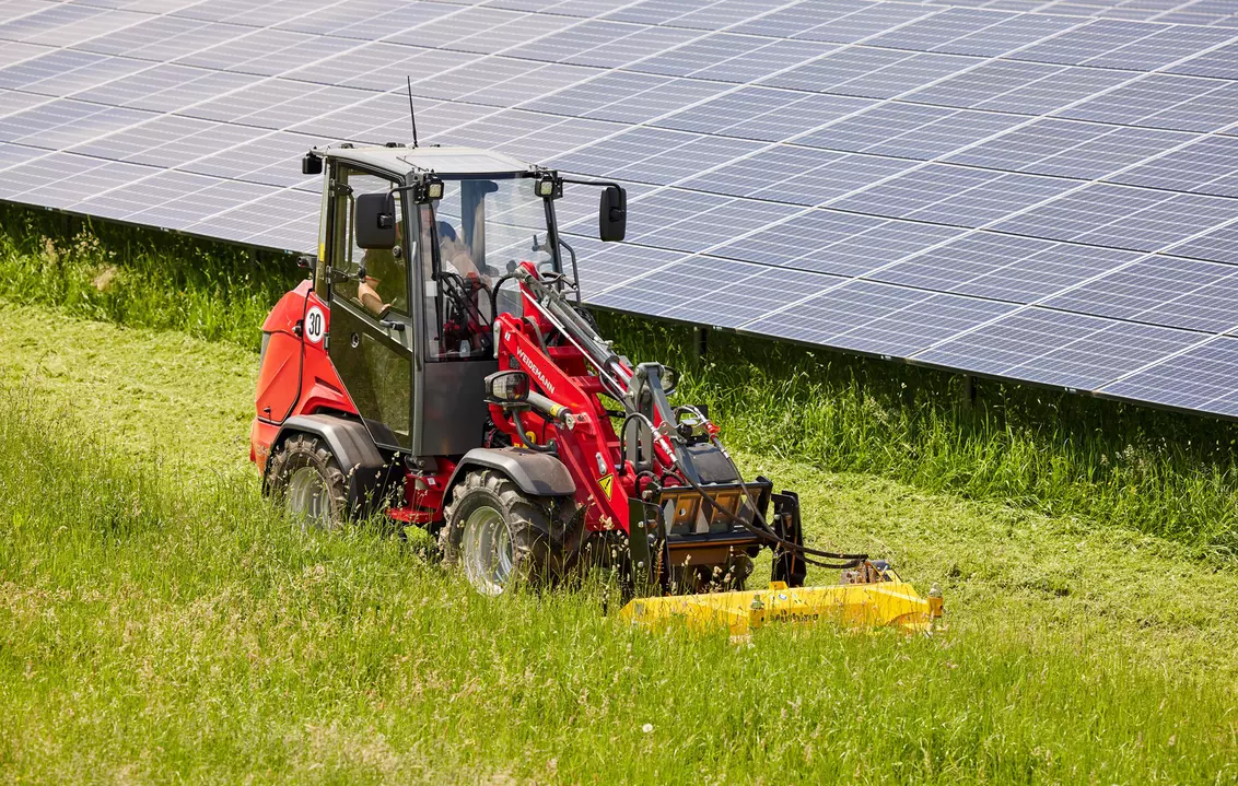 Weidemann attachment Flail mower, in action industry, Hoftrac 1390