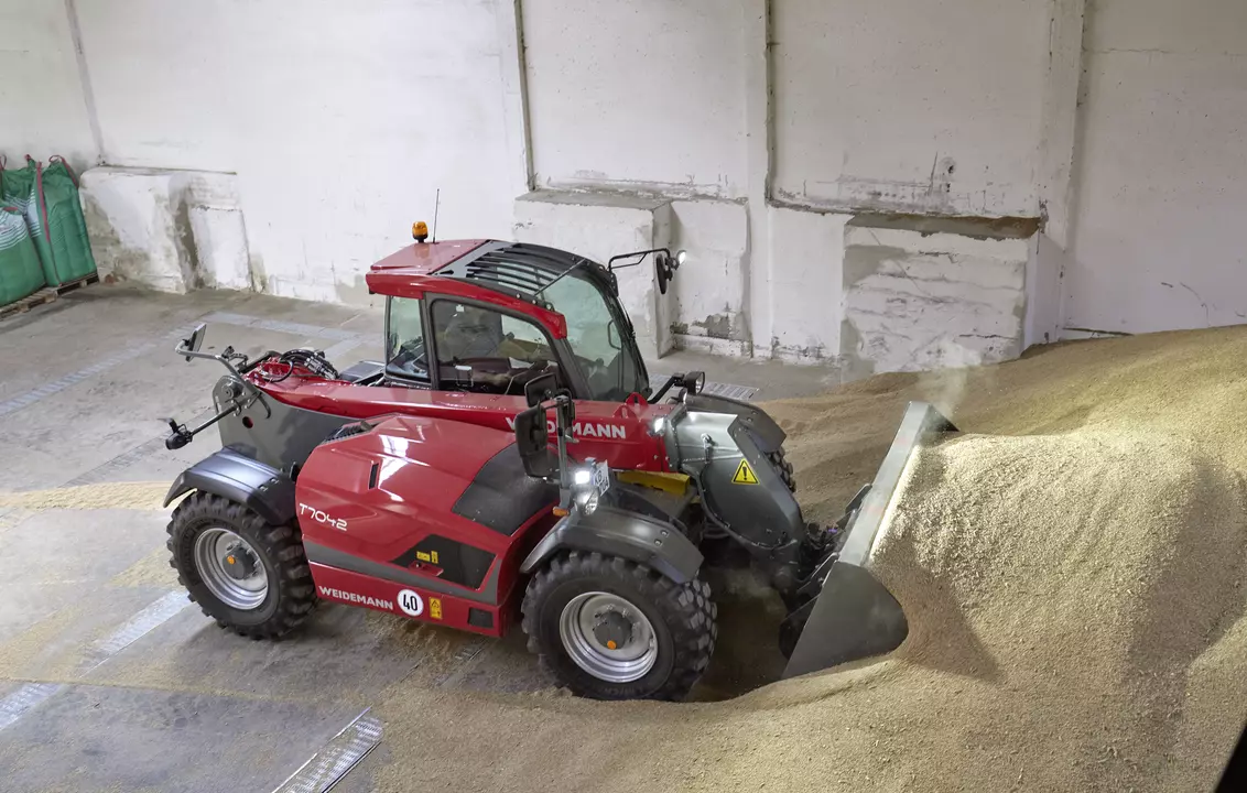 Weidemann telehandler T7042 with cargo bucket, application