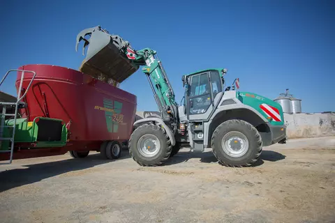 The Kramer telescopic wheel loader KL55.8T while loading a feeder mixer.