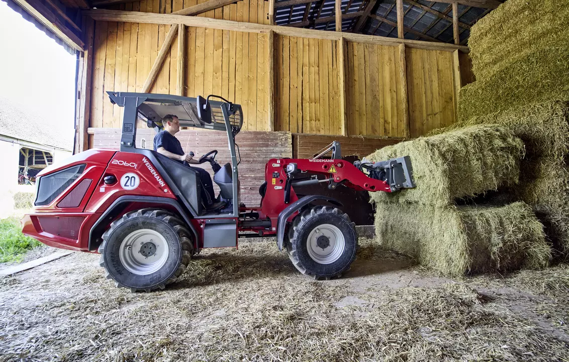 Weidemann wheel loader 2060 Overhead guard with bale spike, application