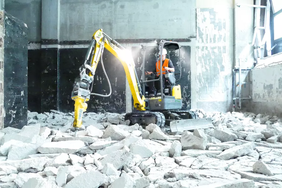 Abbrucharbeiten mit einem Hydraulikhammer am EZ17e im Innenbereich