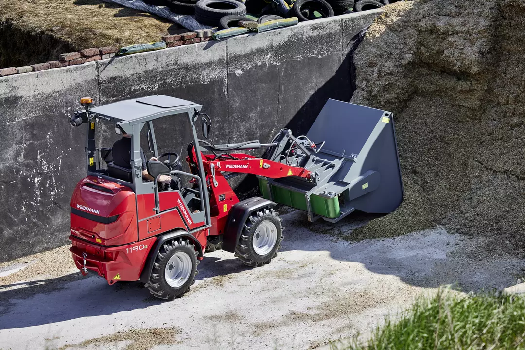 Weidemann Hoftrac 1190e Fahrerschutzdach mit Einstreugerät, Einsatz