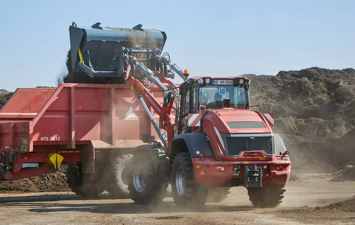 Weidemann attachment High tipping bucket, in action earthworks, Wheel loader 9080