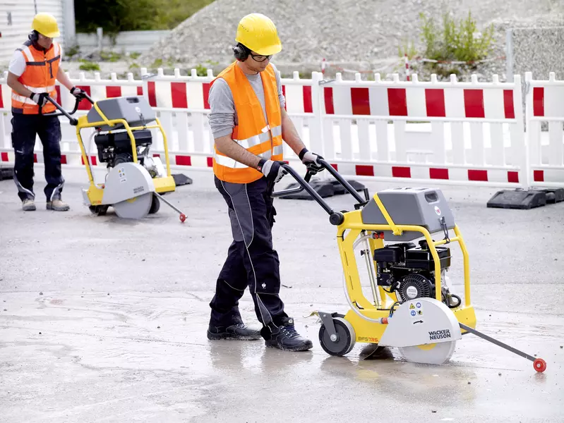 Gasoline-driven floor saw BFS735 and BFS1350 in construction site use