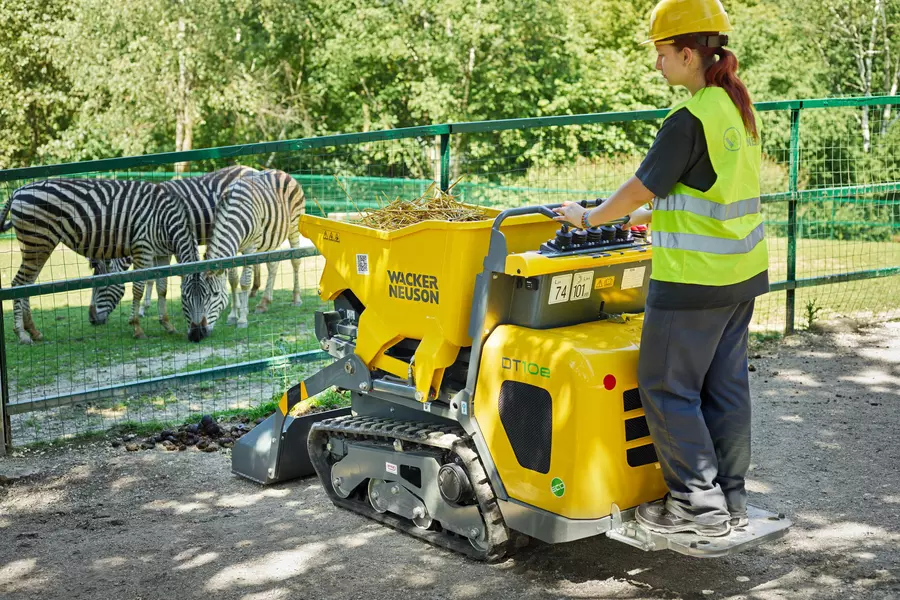 DT10e mit Selbstladeeinrichtung beim Einsatz im Tierpark