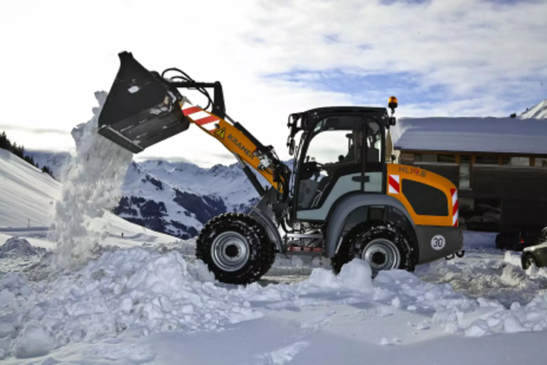 The Kramer wheel loader KL19.5 while transporting snow. 