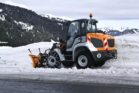 The Kramer wheel loader KL19.5 while pushing snow. 