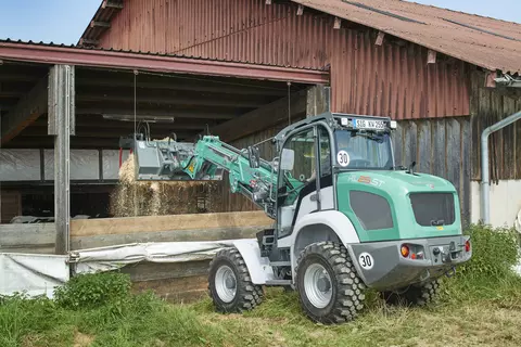 The Kramer telescopic wheel loader KL25.5T while feeding the animals. 