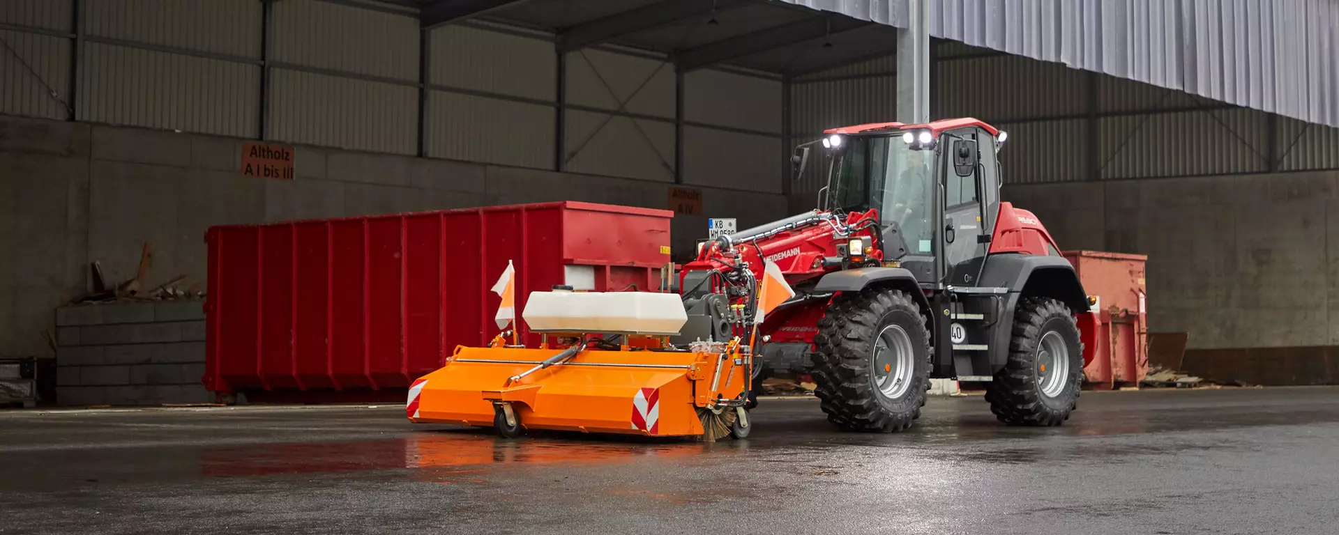 Weidemann Teleskopradlader 9580T Kabine mit Kehrmaschine im Einsatz