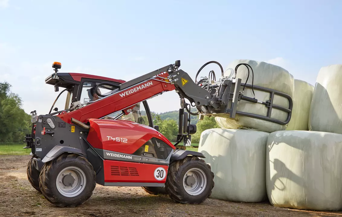 Weidemann attachment Round bale fork for wrapped bales, in action agriculture, Telehandler T4512