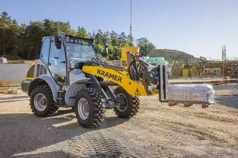 Der Kramer Radlader 8105 beim Palletentransport.