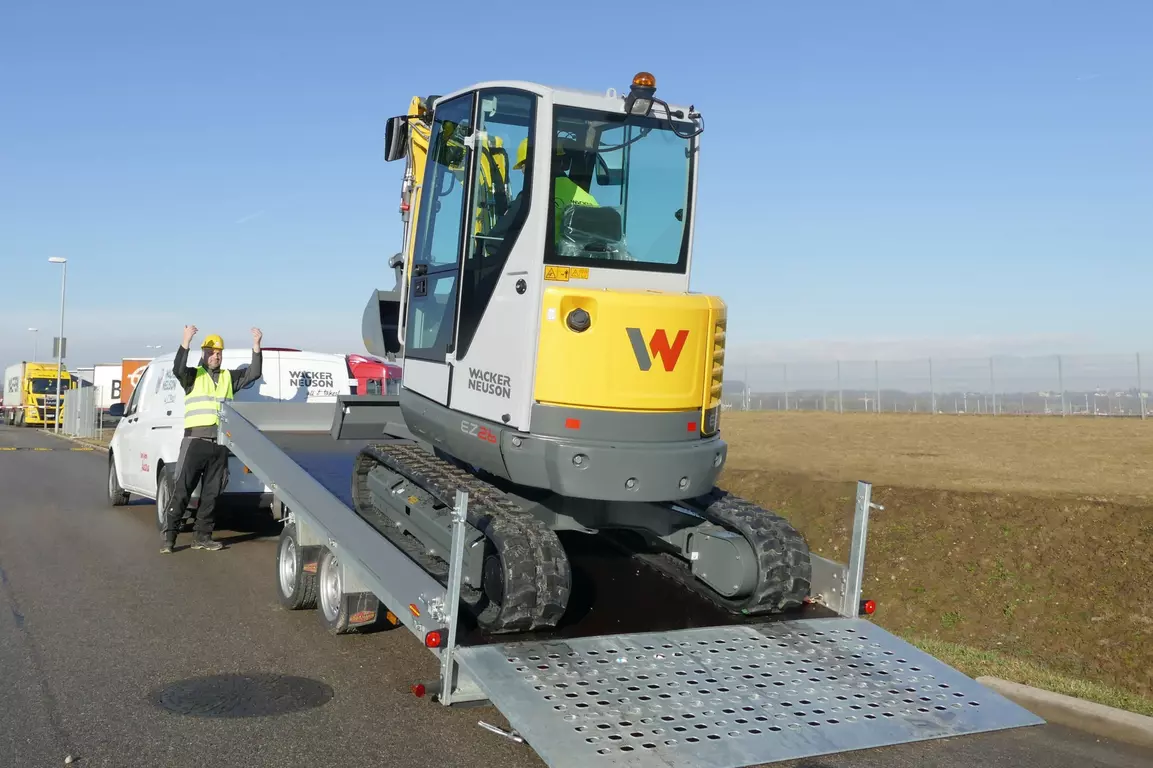 easy to transport - EZ26 drives on a car trailer for transport